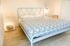 Letto matrimoniale con parete in calce cruda