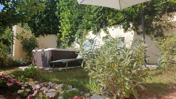Area relax esterna con mini piscina risscaldata e sdraio