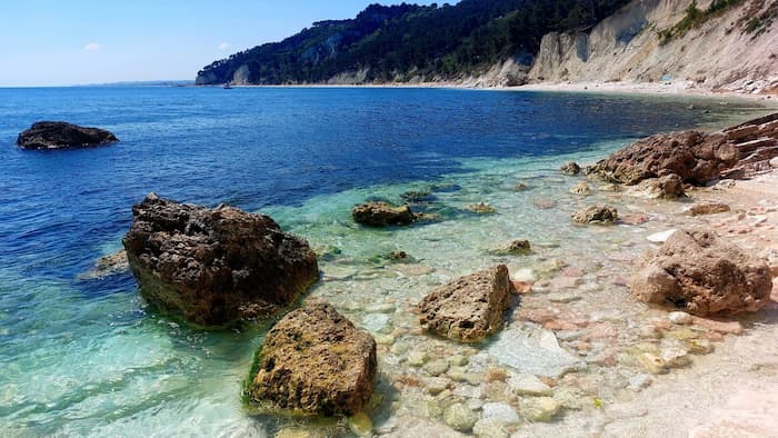 Spiaggia Sassi Neri